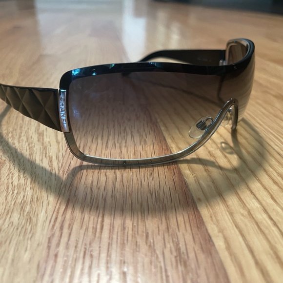Chanel Sunglasses 4126 Quilted Arms Visor Black & Silver Graident, Used, As-is - Picture 6 of 11